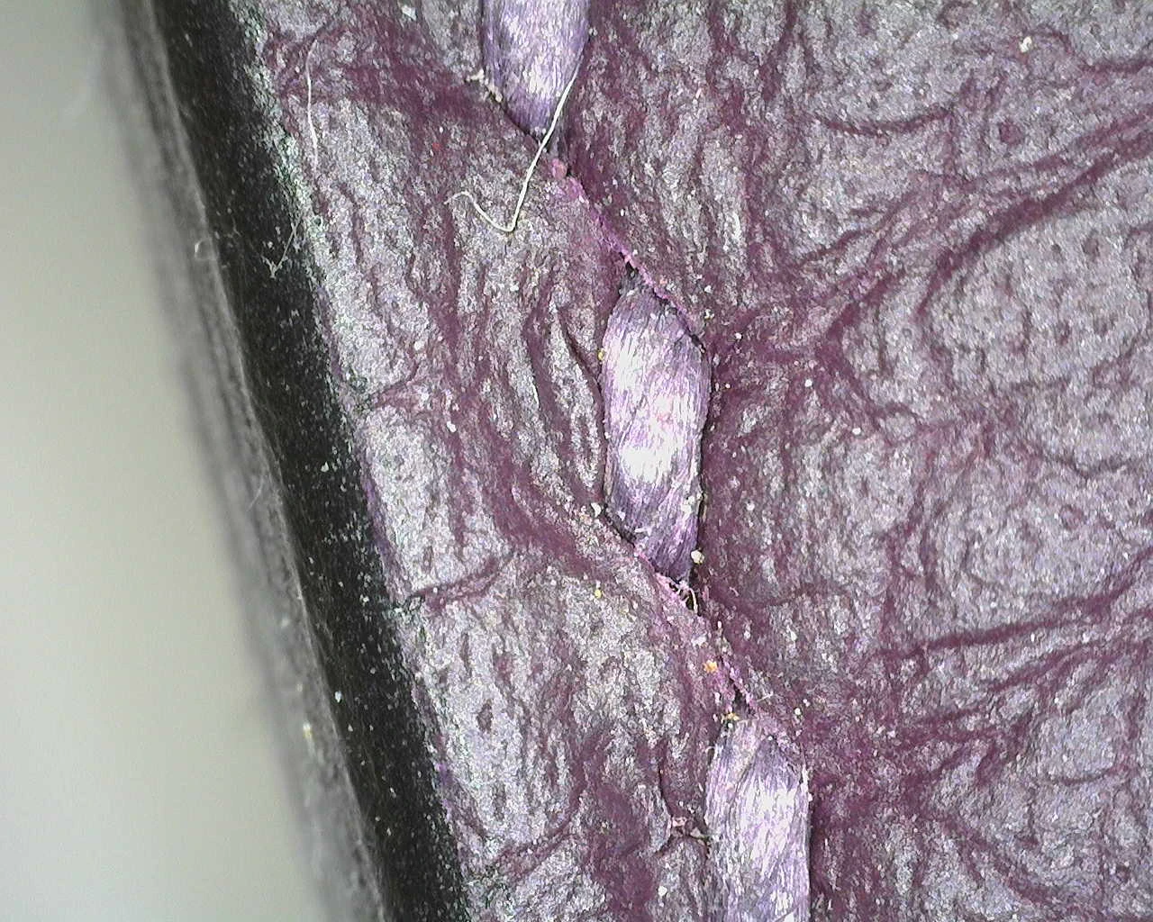 Actual microscopic capture of a handbag seam from the operational workflow